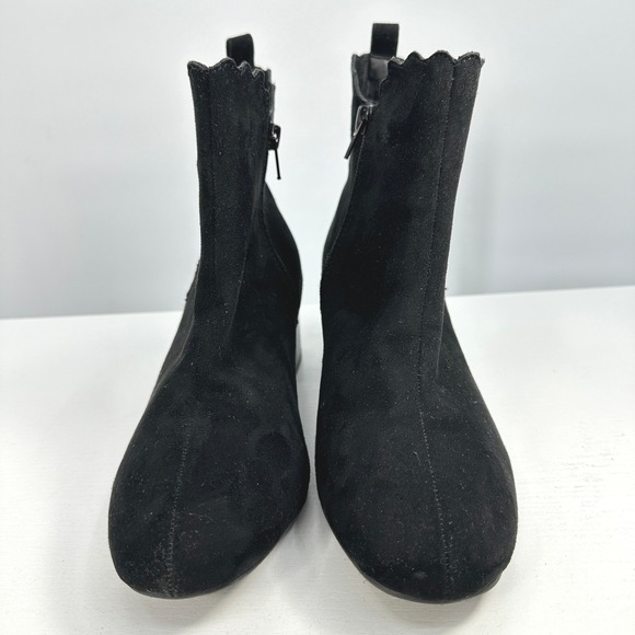 Scalloped faux suede ankle boots 7W black stacked heel round toe side insets - Picture 2 of 8